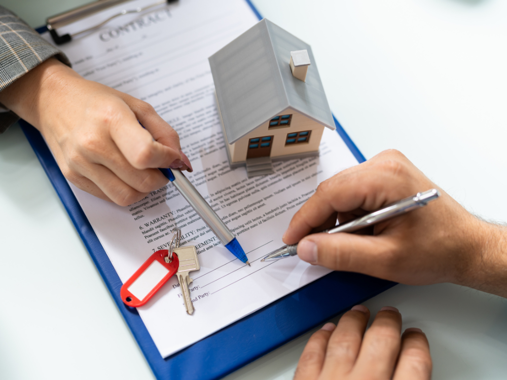 Notariell beglaubigter Kaufvertrag für Immobilien wird vom Anwalt unterschrieben